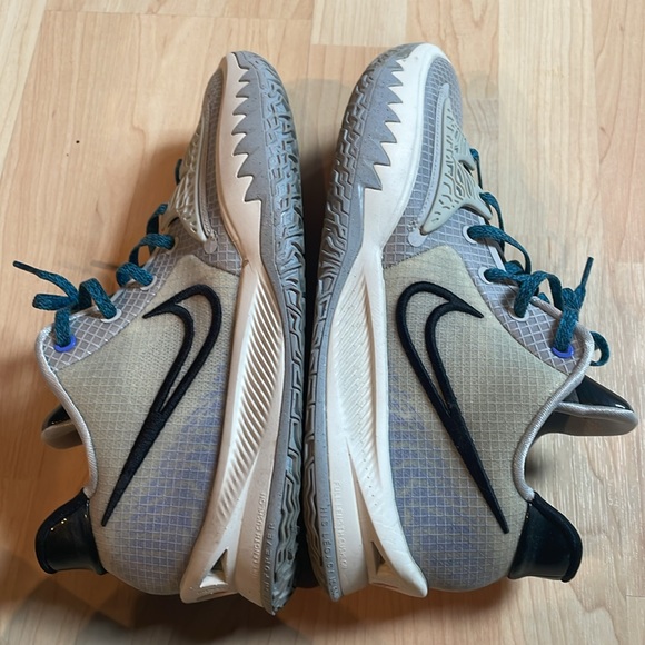 EUC NIKE Kyrie 4 Low Grey Fog size 10.5 men’s (reg $241 brand new) - Picture 6 of 6